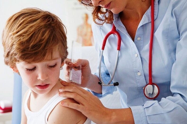 лекар изследва дете с папилом на тялото